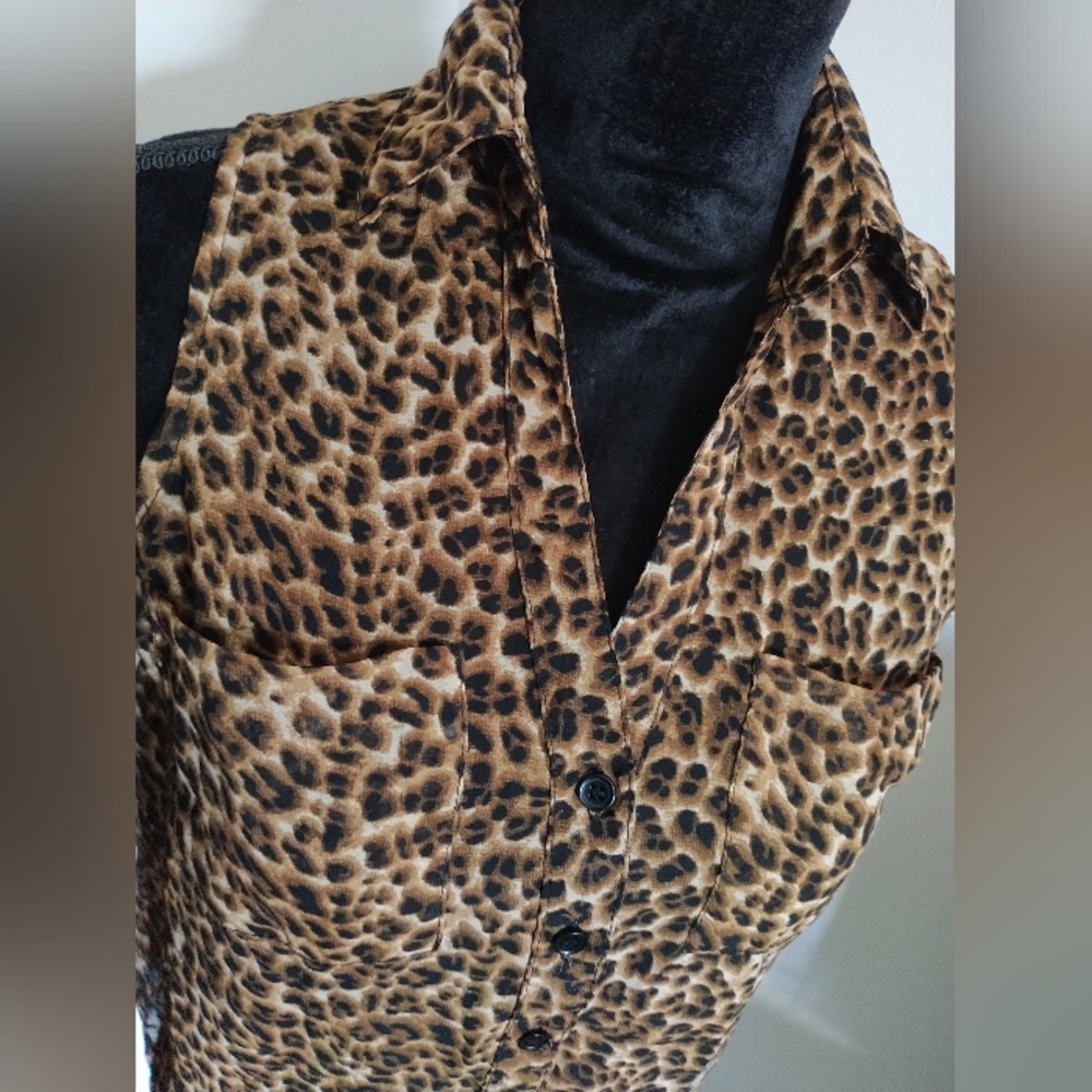 Wet Seal Size XS Leopard Print Sleeveless Button Up With Front Pockets, Collar